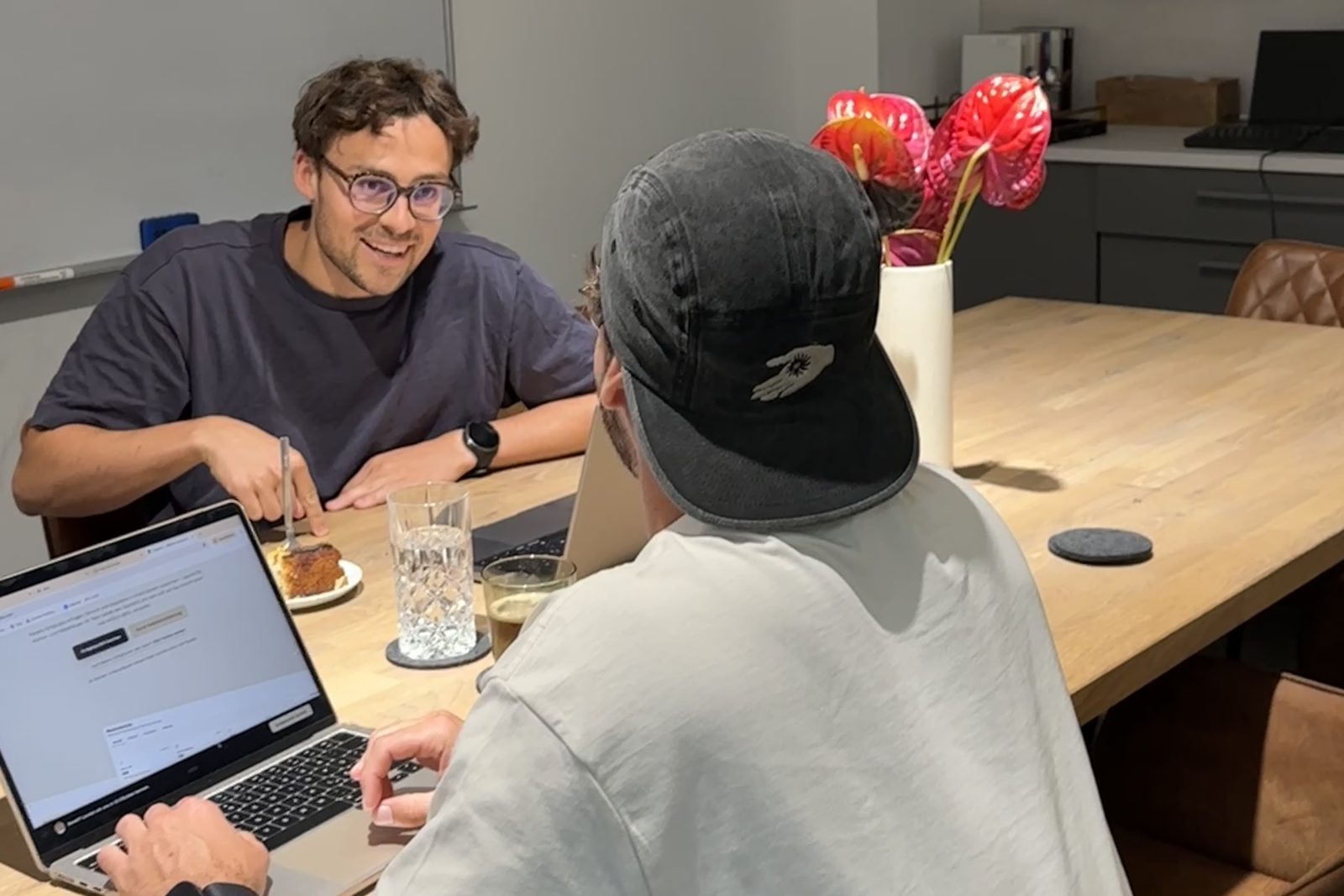 Team von Küchenheld und Planelio im Meetingraum