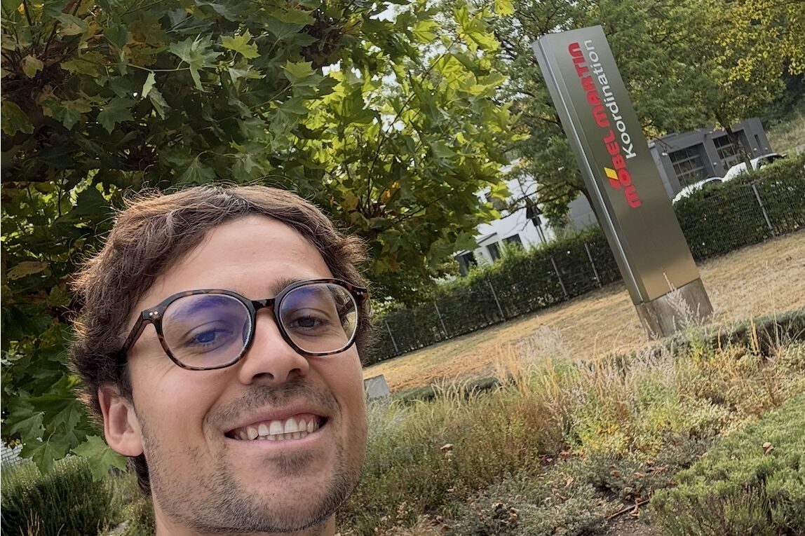Yannick Lorentz vor dem Möbel-Martin-Standort